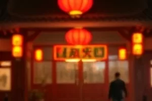 《雪国小酒馆》封路后酒馆内三人围坐木桌的画面