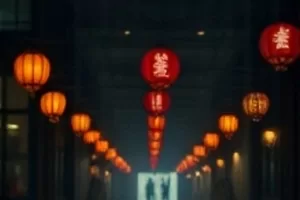 《春日理发店》理发店转椅与窗边光影交错的画面