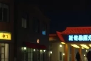《灯塔守夜人》守塔人夜里沿铁梯登上灯室的画面