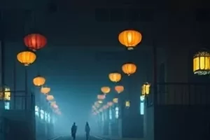 《玻璃风铃》窗边玻璃风铃被风吹动的特写画面
