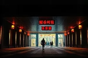 《四月回声》广播站里旧磁带被放上播放机的特写画面
